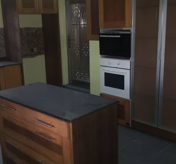  6 BEDROOM MANSION WITH FULLY FITTED KITCHEN