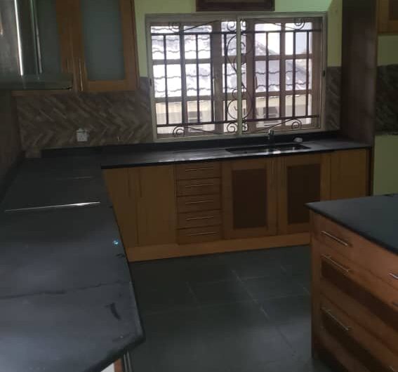  6 BEDROOM MANSION WITH FULLY FITTED KITCHEN